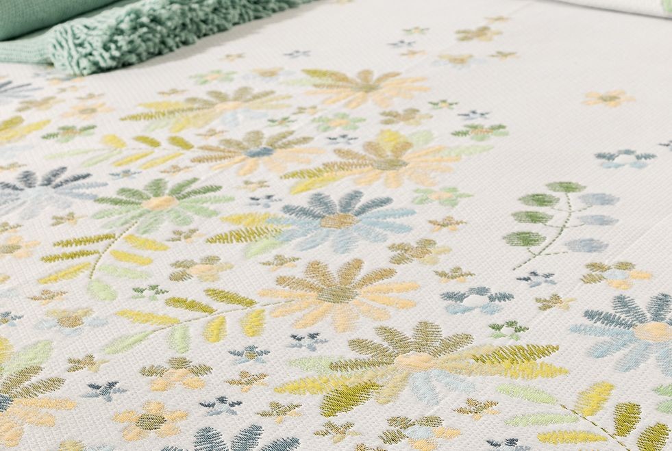 COLCHA CUBRECAMA FLORES EN TONOS VERDE, AZUL Y MELOCOTON KINFOLK